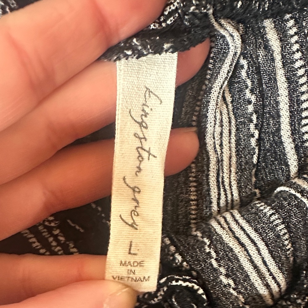 Kingston Grey Women’s Black Striped Smocked Waist Shorts Size Large - Picture 3 of 4